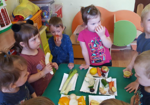 Dzieci rozpoznają smaki owoców i warzyw.